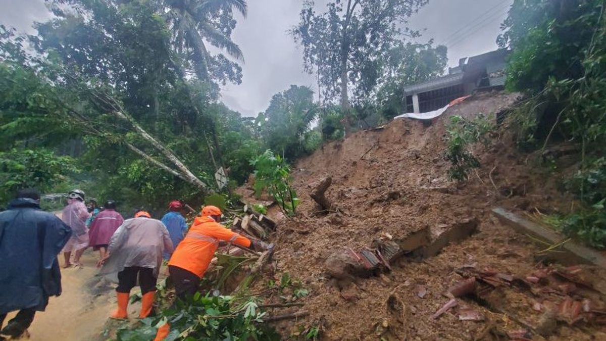 6 Orang Tertimbun Longsor di Lereng Wilis Trenggalek