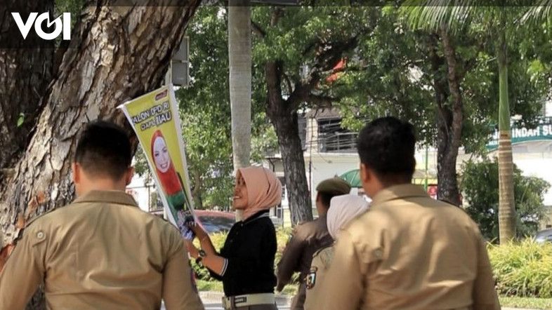 Satpol PP Pekanbaru Tertibkan Poster Caleg Di Pohon Dan Tiang Listrik