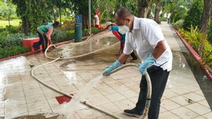 Wakil Walkot Surabaya Armuji Bersih-bersih Taman Bungkul yang Bakal Dibuka Lagi 