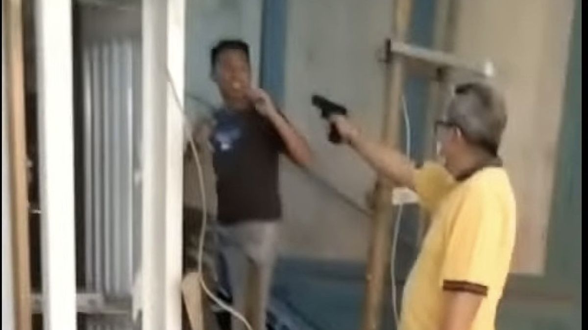 رجل في منتصف العمر تودونغ كولي مبنى في بوندوك إنداه مع أشياء تشبه بندقية، الشرطة إجراء التحقيق
