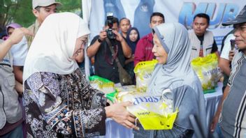 Khofifah, 명절을 앞두고 식료품 가격과 공급이 안전하다는 것을 보증합니다.