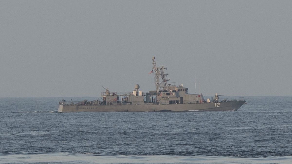 海軍は巡視船と軍用ヘリコプターを派遣、イランは拘留されていた米国の海上無人偵察機を解雇