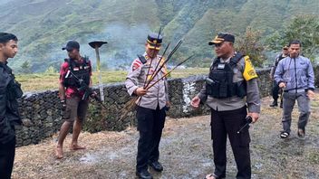 由肉类分销抗议活动引发，居民在Puncak Jaya Papua的石头燃烧习俗期间发生冲突，7人被箭击中