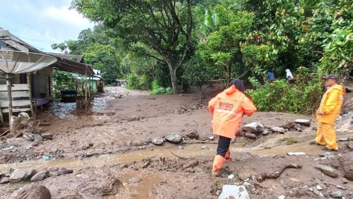 Clean Landslide Materials, Agam Regency Government Uses 4 Heavy Equipment