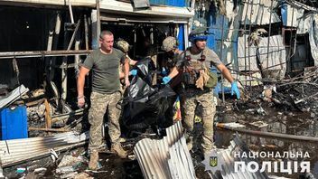 米国務長官ブリンケンがウクライナを訪問した際、ロシアのミサイル攻撃が市場を襲った結果、17人が死亡した