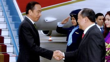 بعد رحلة استغرقت 3 ساعات، وصل الرئيس جوكوي أخيرا إلى فيتنام