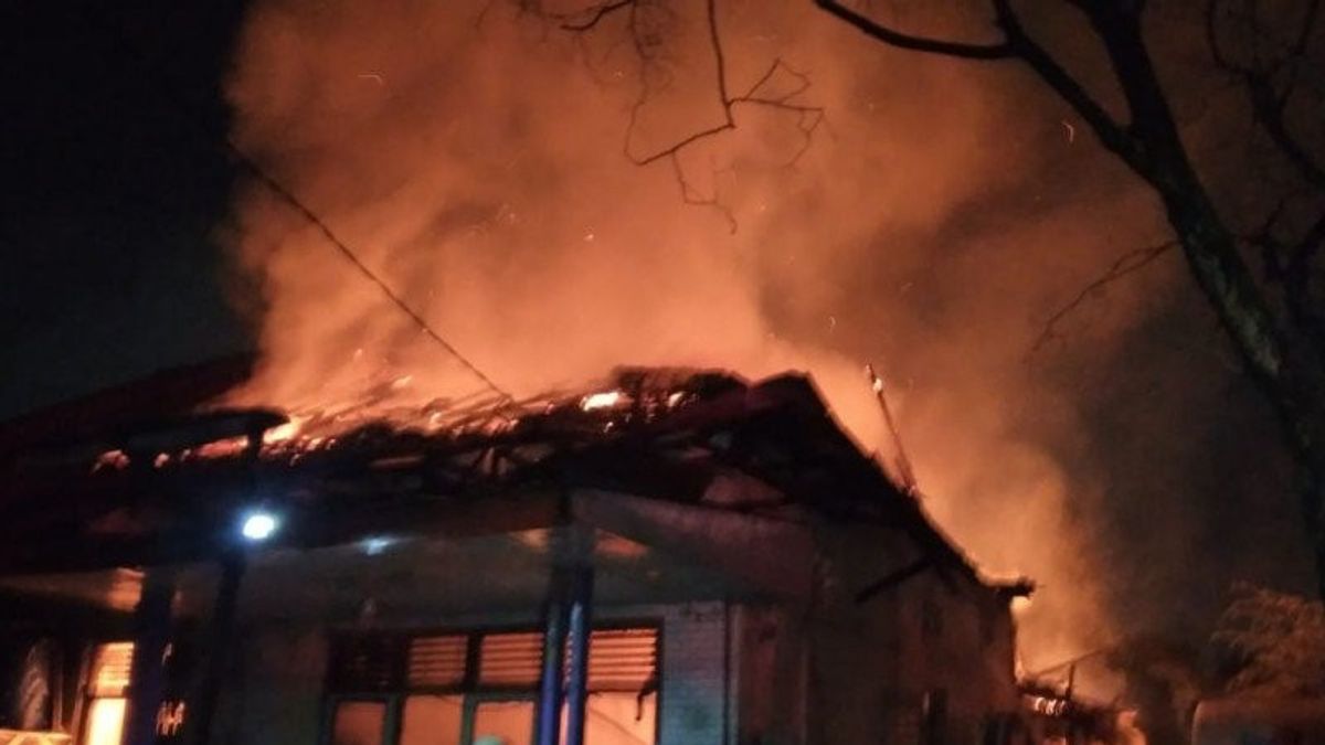 Maisons Du Peuple à Manggarai Englouties Par Les Flammes, 8 Unités Damkar Et 40 Officiers Déployés 