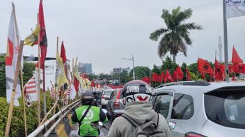 Baliho Caleg à nouveau en difficulté à Cakung: une moto féminine a été heurtée à 3 mètres dans les rues