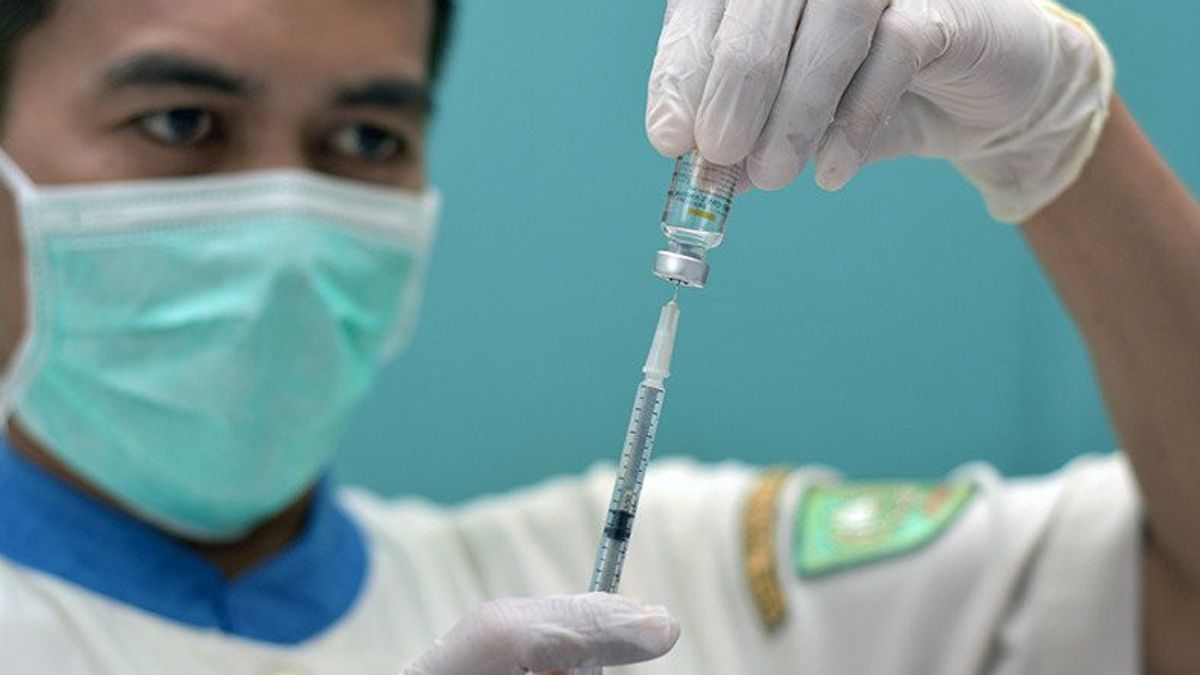 第一阶段临床试验，数十名志愿者在泗水Soetomo医院注射红白疫苗