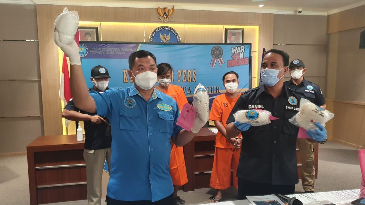 وكالة المخدرات الوطنية في جاوة الشرقية تعتقل 2 من ناقلي المخدرات وتضبط 4 كيلوغرامات من الميثامفيتامين