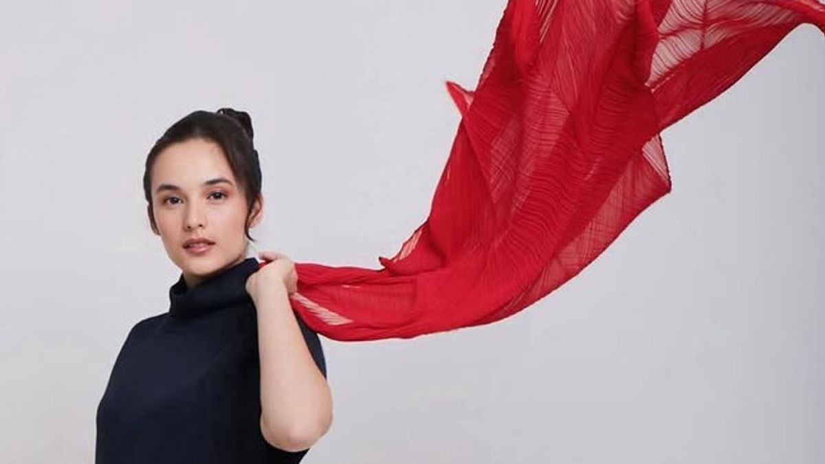 7 Portraits Of Chelsea Islan Appearing Elegant In Meaningful Couture Clothing