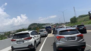 数千辆通往雅加达的车辆,警察在Kalikangkung-Cipali收费公路上实施了一条道路