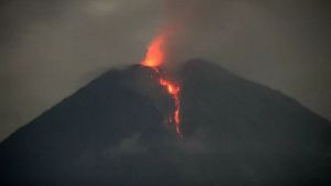 BPBD: Gunung Semeru Erupsi Beberapa Hari Terakhir, Warga Diminta Menjauh 13 Km dari Puncak
