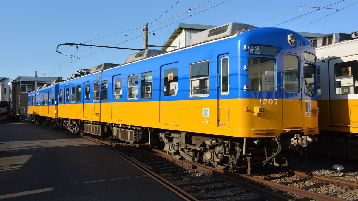 闘争を支え、敬意を払う、日本のこの列車はウクライナ国旗の色で描かれています