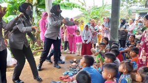 Polwan Sukabumi Hibur Anak Korban Bencana Puting Beliung di Sukabumi