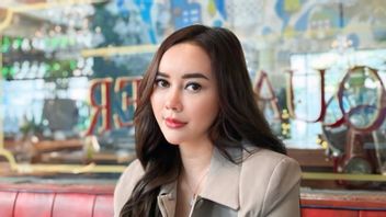 Fitnah, Penilaian, dan Hijab: Aura Kasih Bicara Tentang Luka dan Proses Hijrahnya