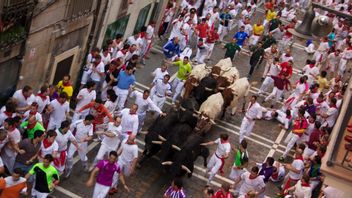 热情的居民欢迎COVID-19大流行后西班牙潘普洛纳的圣费尔明奔牛节回归