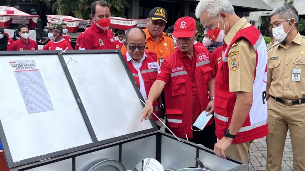 Ganjar Serahkan Bantuan Senilai Rp1,5 Miliar untuk PMI Jateng