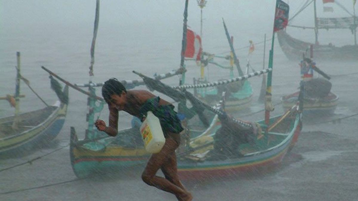 Waspada Cuaca Ekstrem! Hujan Lebat Disertai Petir Landa Kota-Kota Besar Rabu Ini