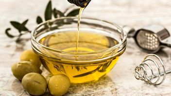 هل استخدام زيت الزيتون على الوجه آمن أم لا؟ هذا هو شرح طبيب الجلد