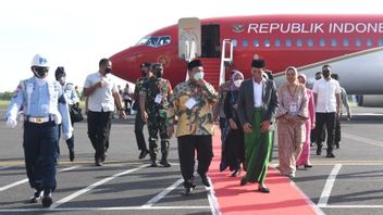 Le Président Jokowi Accompagné D’Iriana A Atterri à Lampung Pour Ouvrir Le 34e Congrès Du NU