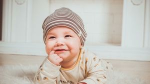 5 Ciri-Ciri Bayi Sedang Tumbuh Gigi, Simak ya Bunda