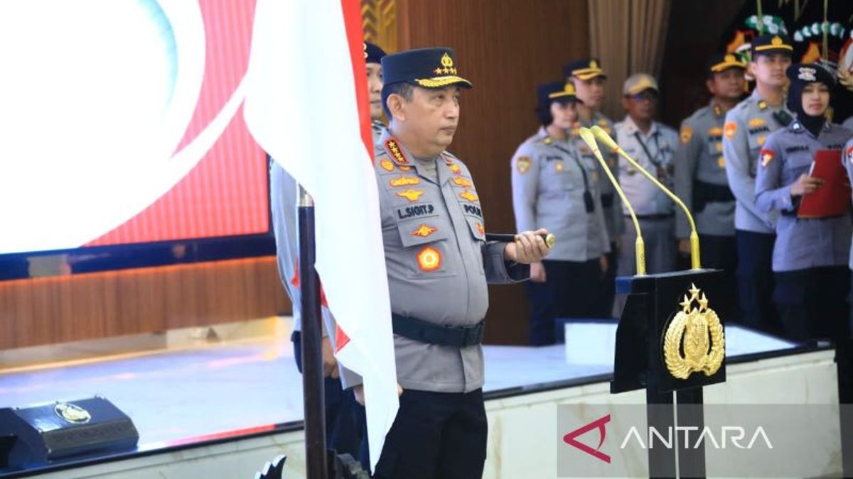 Le chef de la police a dirigé la cérémonie d'amplitude du rang de 31 hauts officiers de la police