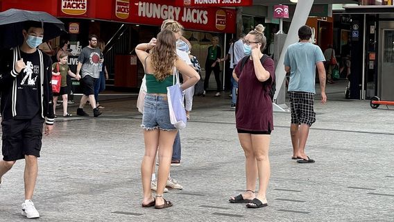 昨日最も致命的な日を記録し、オーストラリアはオミクロンバリアントの波による死者数の急増に直面する準備をします