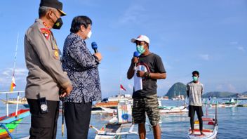 Aiming For Lower Poverty, Coordinating Minister Airlangga Hands Government Cash Aid To Labuan Bajo Fishermen