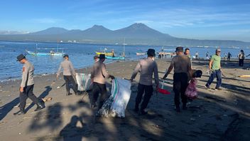 أمرت برابوو بقيام مئات أفراد الشرطة بتنظيف القمامة على شواطئ بالي 