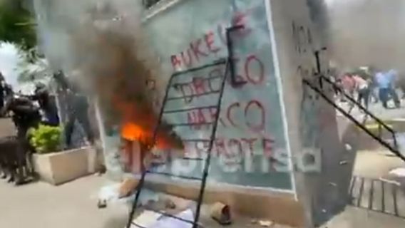 Manifestations Contre L’application De Bitcoin Au Salvador, Des Manifestants Brûlent Des Guichets Automatiques Cryptographiques