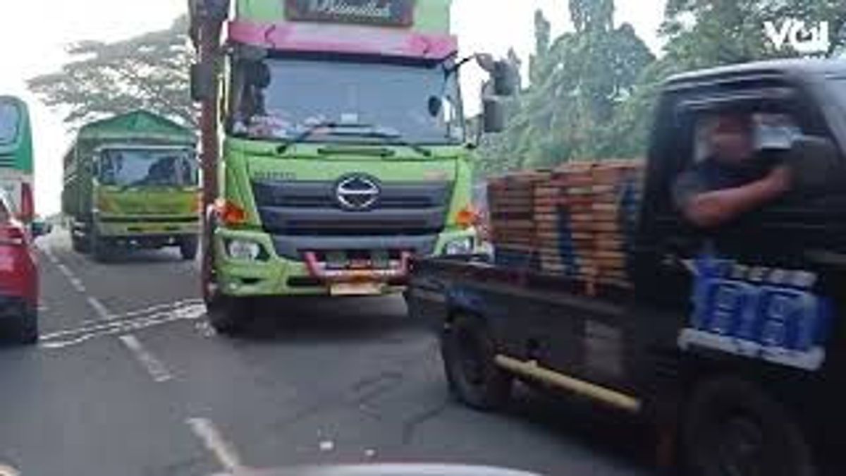 返乡信息视频：雅加达的Cikampek方向严重堵塞