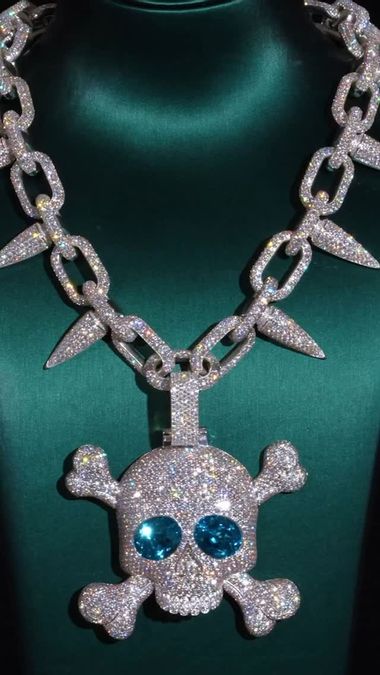 Kim Kardashian célèbre Noël avec North West en lui offrant un collier de 186 carats de diamants en forme de crâne