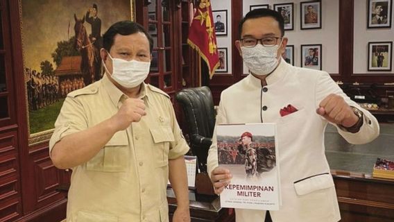 Ridwan Kamil Beri Kado Buku Prabowo Subianto, Ada Maksud Apa?