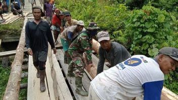 パプアのTNIヘルプ住民が損傷した橋を修復