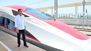 中国外務大臣と会談し、ジョコウィはスラバヤ高速鉄道の実現可能性調査の完了を加速するよう要請した。