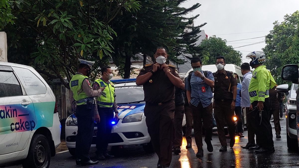 Diguyur Hujan, Jaksa Mulai Datangi Rumah Pribadi Ferdy Sambo Di Saguling Jaksel