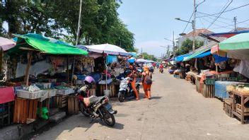 Merchants On The Sidewalk Of Kalibaru, Central Jakarta, Claim To Have Paid Dues To The Village Office To Get A Sales Permit