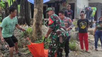 RUSTRATION : Les pêcheurs découvrent le corps d'un homme dans le hall du TNI à la plage de snijaya Sukabumi