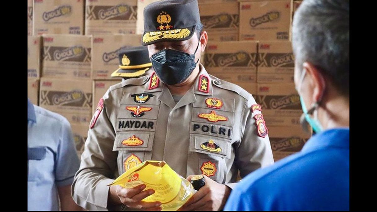 قائد شرطة آتشيه إرجين أحمد يأمر برتب لمراقبة إمدادات زيت الطهي
