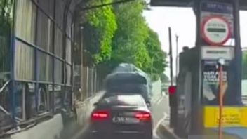 高級車アウディA8LブラックがTBシマトゥパン有料ゲートを突破、ネチズン:ミスサマカーバック