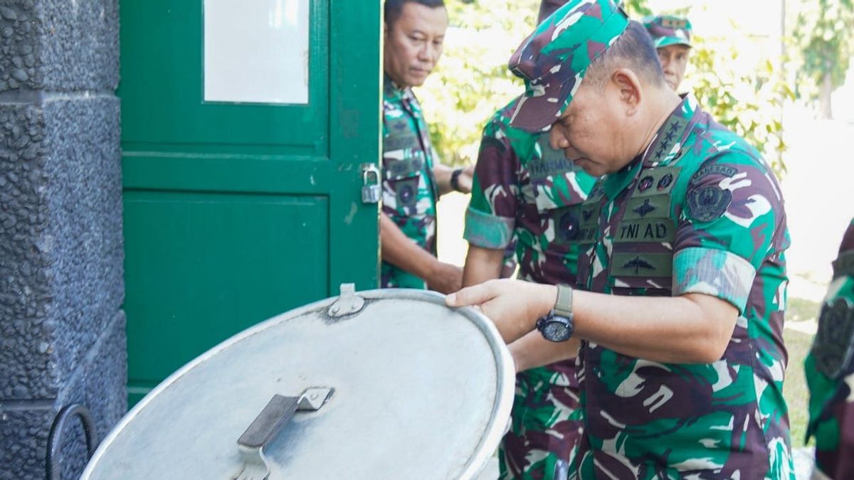 在Akmil Magelang，Dudung将军检查床位，包括学员的饮用水需求