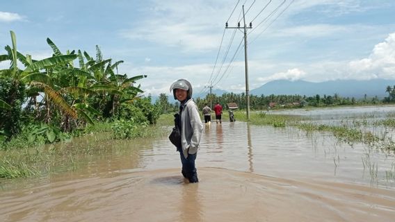 バニュワンギ・シダの集落を浸す洪水は徐々に後退する