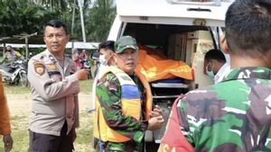 廖内省库安辛的警方发现了西苏门答腊洪水涉嫌受害者尸体
