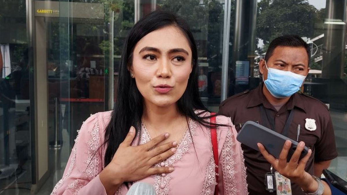 TV Presenter Brigita Manohara Affirms That The Money And Car Have Been Returned From The Regent Of Central Mamberamo To The KPK