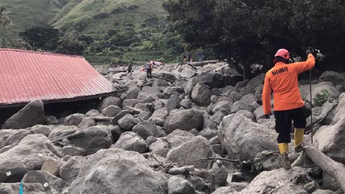 北苏门答腊岛Humbahas的山洪暴发造成14所房屋受损