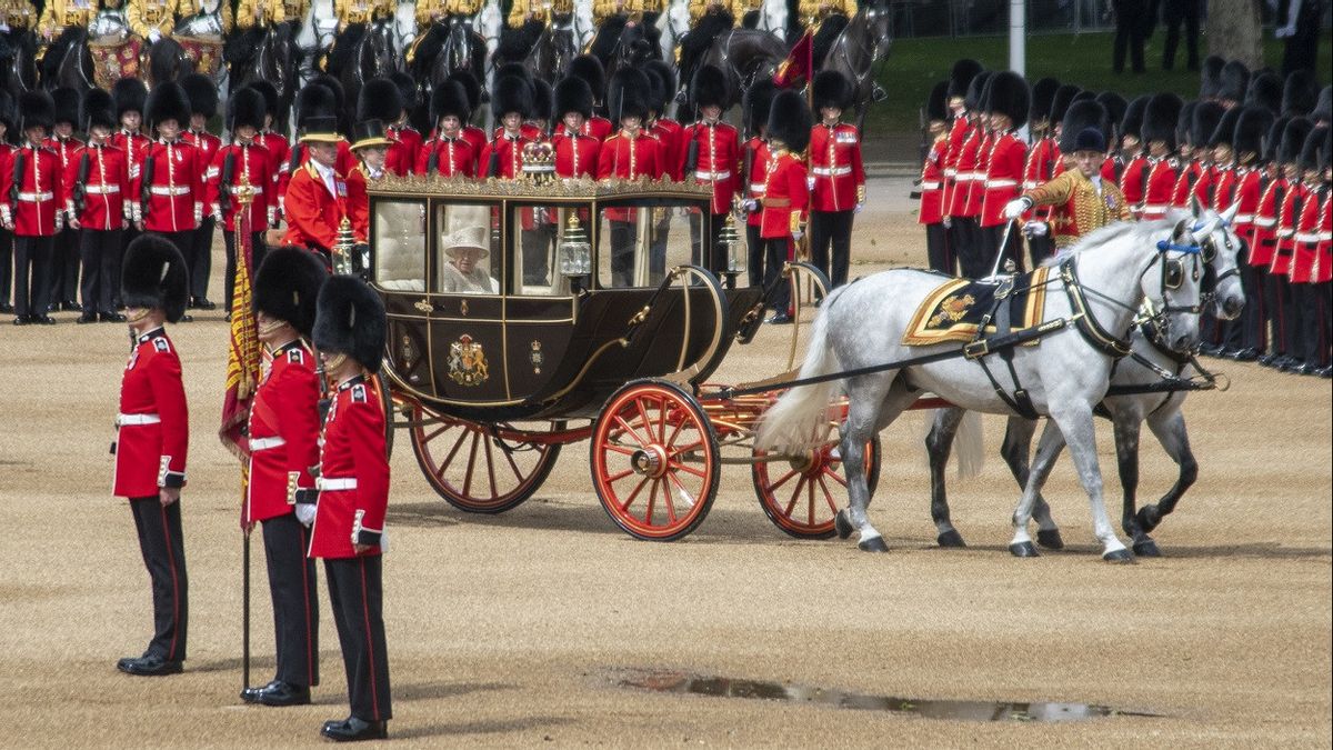 الاحتفال باليوبيل البلاتيني، الملكة إليزابيث الثانية تتلقى هدية حصان من الرئيس الفرنسي إيمانويل ماكرون