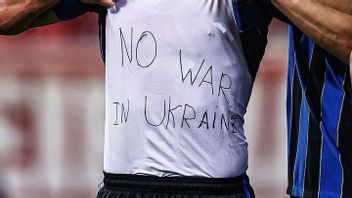 乌克兰没有战争，当亚特兰大击败奥林匹亚科斯时，乌克兰中场鲁斯兰·马利诺夫斯的球衣背后的坚定信息