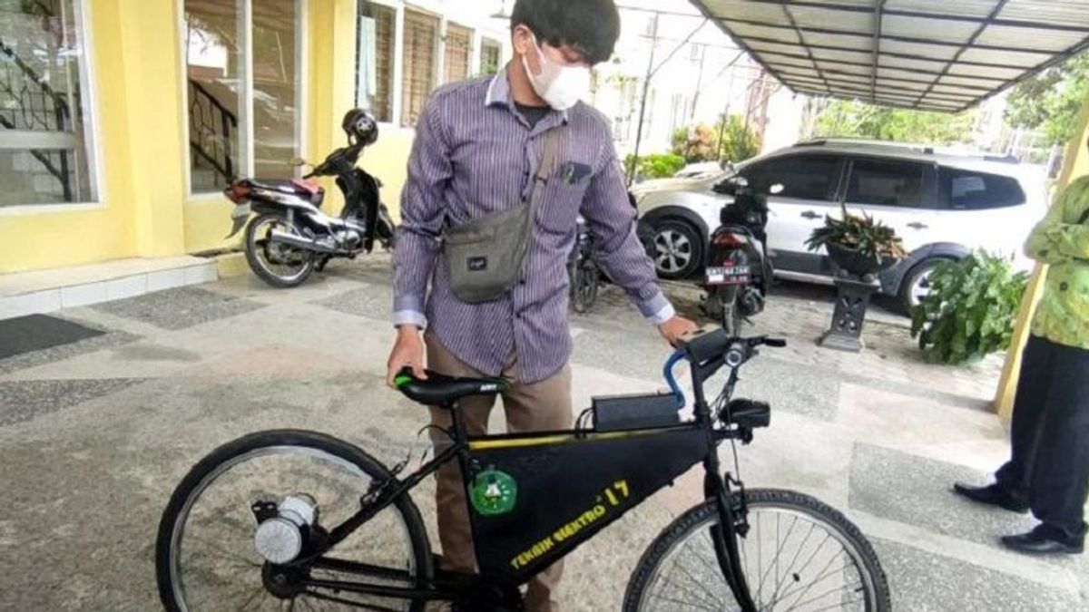 焦躁不安 看到空气污染车辆，Farid Jonatan和2位同事创造电动自行车