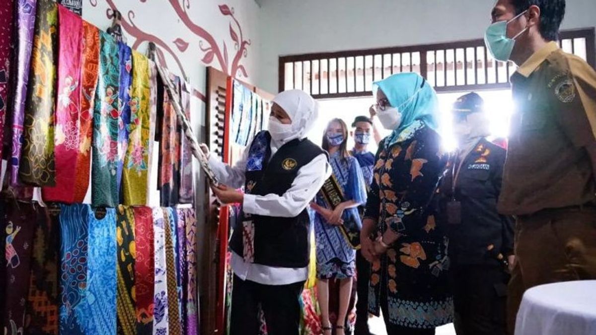 Governor Khofifah Proposes Madiun Temple Batik Center To Become A Foreign Exchange Village